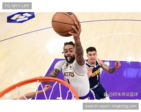 湖人浓眉哥篮下强顶打成2+1