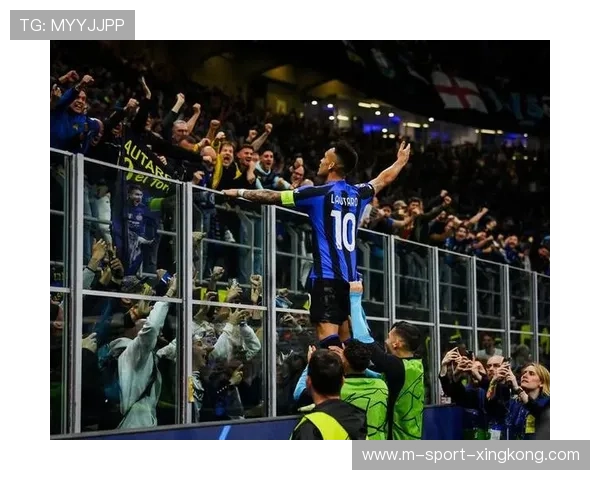 劳塔罗与队友撞墙配合后破门，国际米兰攻守转换到位