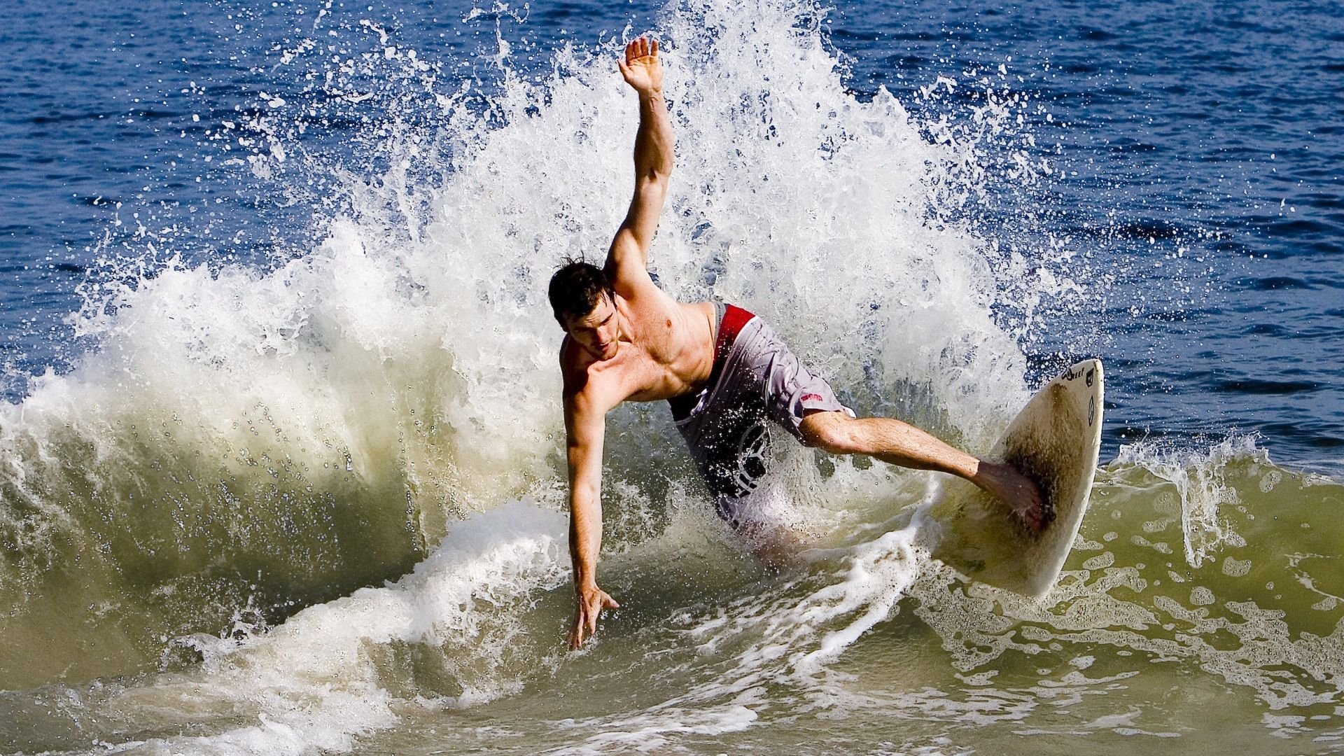 中小学生体能大挑战 俯卧撑、立定跳远等项目组合测试